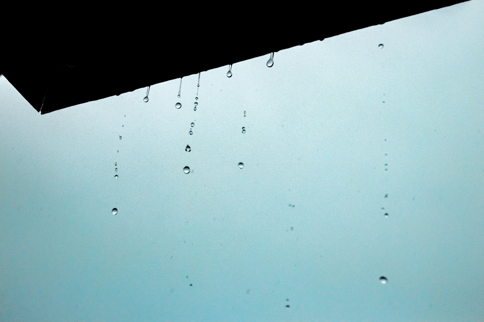 Filtración de agua goteando desde el techo